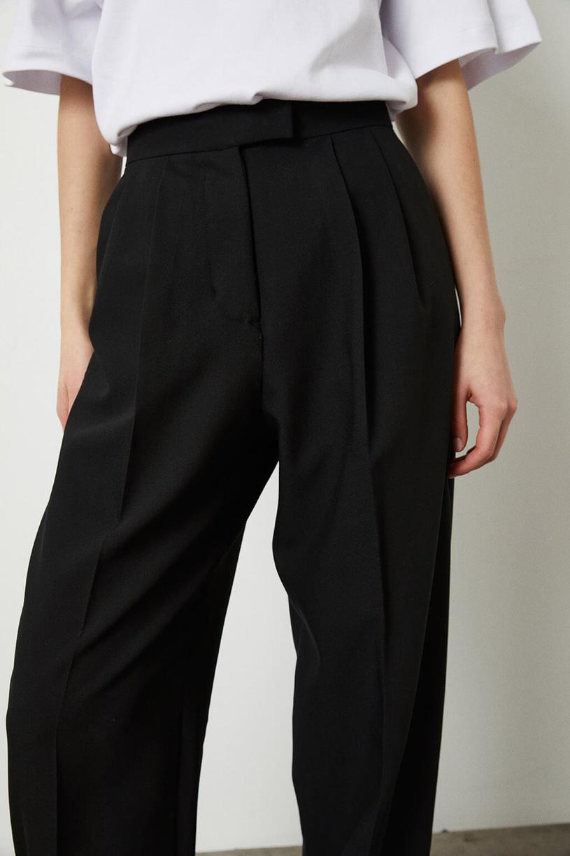 Black Two Pleated Baloon Pants